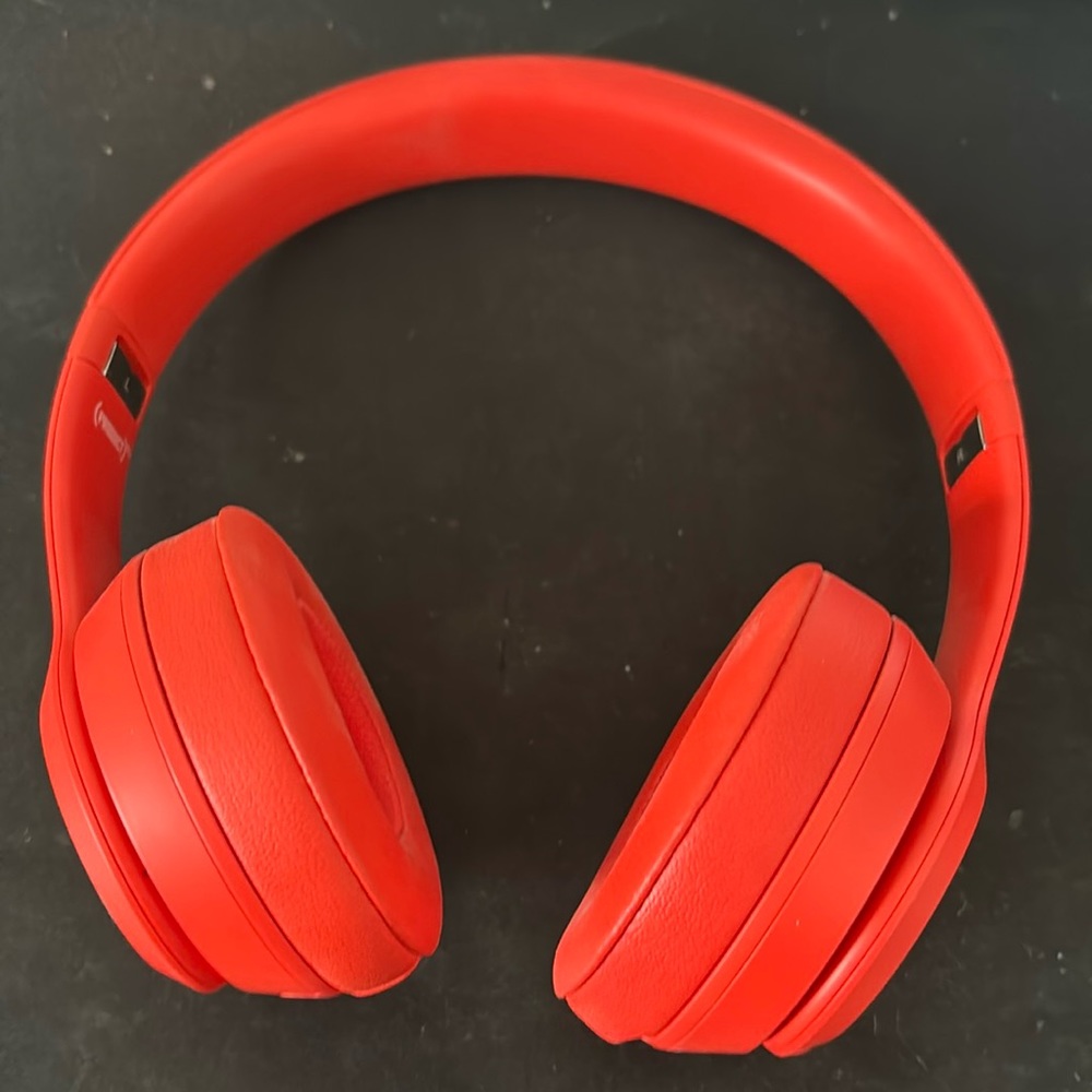 Red wireless Beats Solo3